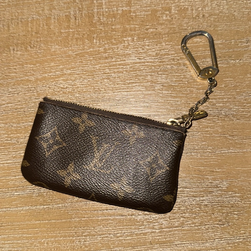 AUTHENTIC Louis Vuitton Monogram Clutch in Dark Brown